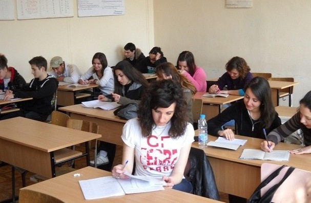 Относно Доклад „Реализация на завършилите средно образование в България“ 2023 г.