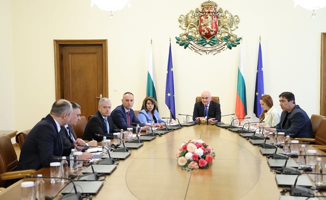 Кабинетът прие да компенсира бизнеса при цена на тока над 180 лв. за мегаватчас на борсата